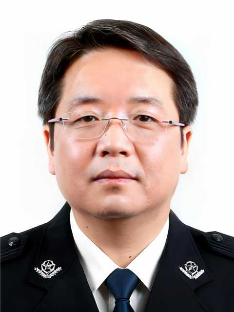 副区长<br>公安局虹口分局党委书记、局长、督察长黄恩伟